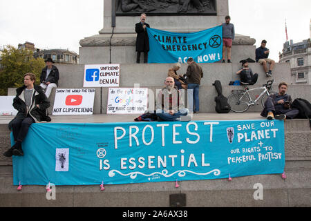 Trotz einer Richtlinie von der Polizei nicht zu sammeln, Aussterben Rebellion nehmen über den Trafalgar Square im Protest, wo Sie für Reden gesammelt und in London, England, Vereinigten Königreich in Form Diskussionsgruppen am 16. Oktober 2019. Aussterben Rebellion ist ein Klimawandel Gruppe begann im Jahr 2018 und hat eine riesige Fangemeinde von Leuten zu friedlichen Protesten begangen. Diese Proteste sind die Hervorhebung, dass die Regierung nicht genug um die katastrophalen Klimawandel zu vermeiden und zu verlangen, dass sie die Regierung radikale Maßnahmen zu ergreifen, um den Planeten zu retten. Stockfoto