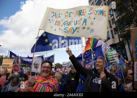 Zusammen für das abschließende Sagen März für ein Volk, das am 19. Oktober 2019 in London, Vereinigtes Königreich. An diesem Tag wird das Parlament sitzen an einem Samstag zum ersten Mal seit den 1980er Jahren, als die Zeit abläuft, bevor der PM soll die EU für eine dreimonatige Verlängerung per Gesetz unter der Benn Handeln zu stellen. Mit weniger als zwei Wochen, bis das Vereinigte Königreich soll aus der Europäischen Union, das Endergebnis noch hängt in der Schwebe und die Demonstranten zu Hunderttausenden versammelt, um die politischen Führer zur Kenntnis nehmen und die britische Öffentlichkeit eine Abstimmung über die endgültige Brexit Angebot zu geben, mit dem Ziel Stockfoto