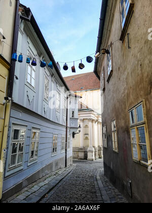 Schöne charmante im historischen Zentrum von Bratislava, der Hauptstadt der Slowakei. Tagsüber, HDR-Modus. Es ist leer, keine Touristen, es ist verbindlich. Stockfoto