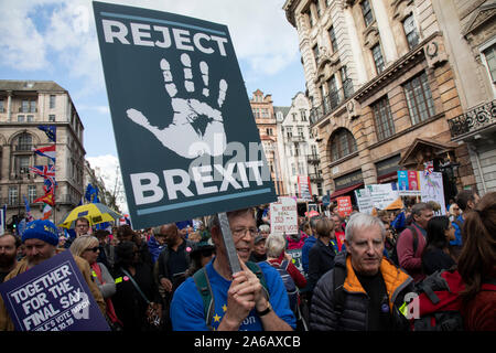 Zusammen für das abschließende Sagen März für ein Volk, das am 19. Oktober 2019 in London, Vereinigtes Königreich. An diesem Tag wird das Parlament sitzen an einem Samstag zum ersten Mal seit den 1980er Jahren, als die Zeit abläuft, bevor der PM soll die EU für eine dreimonatige Verlängerung per Gesetz unter der Benn Handeln zu stellen. Mit weniger als zwei Wochen, bis das Vereinigte Königreich soll aus der Europäischen Union, das Endergebnis noch hängt in der Schwebe und die Demonstranten zu Hunderttausenden versammelt, um die politischen Führer zur Kenntnis nehmen und die britische Öffentlichkeit eine Abstimmung über die endgültige Brexit Angebot zu geben, mit dem Ziel Stockfoto