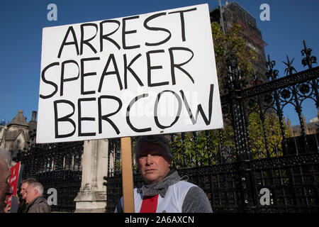 An dem Tag, an dem der Ministerpräsident seine Brexit Rechnung für eine Abstimmung im Unterhaus bringt, Pro Brexit anti Europäische Union verlassen Demonstranten Demonstration mit einem Plakat gegen den Sprecher des Repräsentantenhauses John Bercow in Westminster am 22. Oktober 2019 in London, England, Vereinigtes Königreich. Brexit ist der geplante Rückzug des Vereinigten Königreichs aus der Europäischen Union. Nach einem Referendum im Juni 2016, in der 51,9% der teilnehmenden Wähler gestimmt zu verlassen. Stockfoto