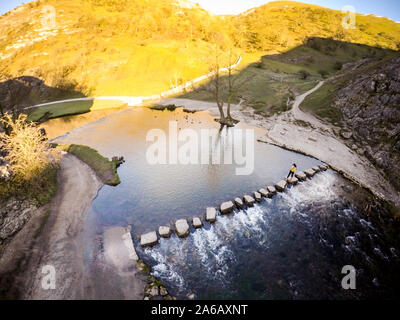 Luftaufnahmen, die die atemberaubenden Dovedale Sprungbretter und Berge in der glorreichen Peak District National Park, die mäandernden Fluss Dove Stockfoto