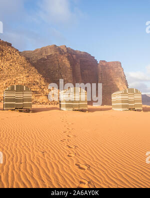 Beduinenlager im Wadi Rum, Jordanien. Diese Lager sind in der Wildnis mitten in der Wüste erbaut und enthält die Beduinenzelte, dass Sie schlafen können Stockfoto