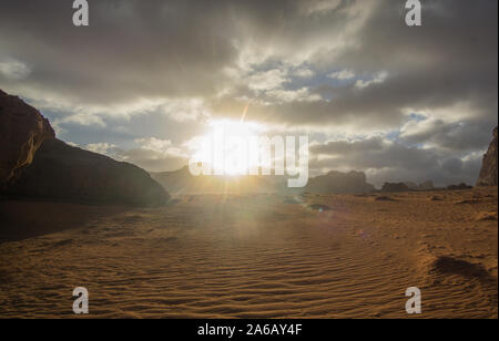 Sonnenuntergang in der jordanischen Wüste des Wadi Rum, diese atemberaubende Sonnenuntergang wirklich dich umhauen. Das beeindruckend zu sehen, wie die Sonne verschwindet Stockfoto