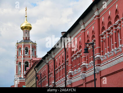 Gate Kirche der Fürsprache der Heiligen Jungfrau auf Petrovka Street in Moskau, Russland Stockfoto