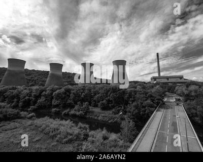 Eine der 2 Ironbridge Kohlekraftwerken auf dem Fluss Severn des weltberühmten Ironbridge in Shropshire gebaut, Industrie Revolution Stockfoto