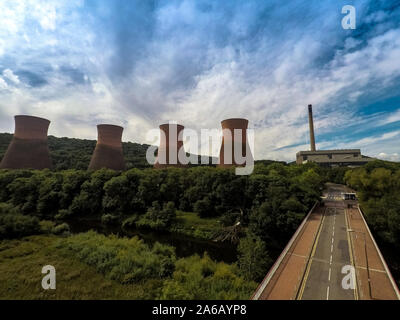 Eine der 2 Ironbridge Kohlekraftwerken auf dem Fluss Severn des weltberühmten Ironbridge in Shropshire gebaut, Industrie Revolution Stockfoto