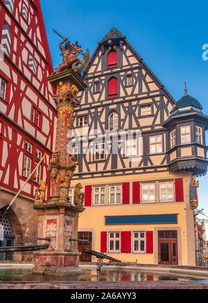 Fachwerkhäuser und George's Feder Säule am Marktplatz (Marktplatz) in Rothenburg o.d. Tauber, Bayern, Deutschland, Europa, einer der am meisten p Stockfoto