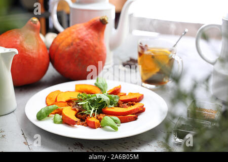 Gebratener Kürbis Carpaccio, appetitlich Rucola, Herbst starter Stockfoto