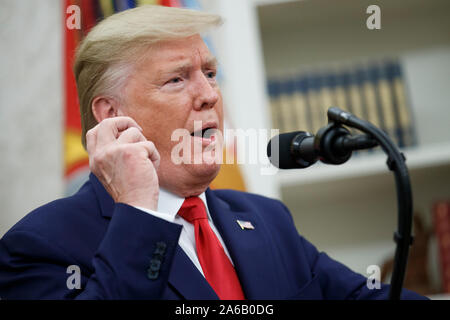 US-Präsident Donald J. Trumpf liefert Erläuterungen während der Presidential Medal of Freedom Zeremonie für American Racing Magnat Roger Penske im Oval Office des Weißen Hauses in Washington, DC, USA, 24. Oktober 2019. Die Medaille der Freiheit wird durch den Präsidenten, Bürgern, die eine "besonders verdienstvollen Beitrag zur Sicherheit oder nationalen Interessen der Vereinigten Staaten, oder den Frieden in der Welt stellen vergeben, oder kulturelle oder andere bedeutende öffentliche oder private Unternehmungen." Credit: Shawn Thew/Pool über CNP/MediaPunch Stockfoto