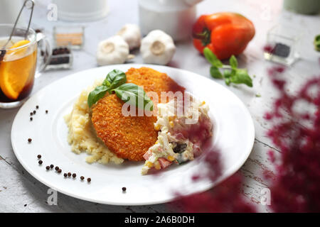 Sellerie Medaillons in Mais mit Kartoffelpüree Knoblauch - Zitrone, Chinakohl Salat Stockfoto