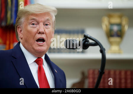 US-Präsident Donald J. Trumpf liefert Erläuterungen während der Presidential Medal of Freedom Zeremonie für American Racing Magnat Roger Penske im Oval Office des Weißen Hauses in Washington, DC, USA, 24. Oktober 2019. Die Medaille der Freiheit wird durch den Präsidenten, Bürgern, die eine "besonders verdienstvollen Beitrag zur Sicherheit oder nationalen Interessen der Vereinigten Staaten, oder den Frieden in der Welt stellen vergeben, oder kulturelle oder andere bedeutende öffentliche oder private Unternehmungen." Credit: Shawn Thew/Pool über CNP/MediaPunch Stockfoto