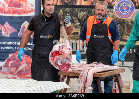 Aracena, Huelva, Spanien - Oktober 20, 2019: Metzger in Schlachtung und traditionelle Herstellung der iberischen Schwein und extrahieren Sie verschiedene Teile o Stockfoto