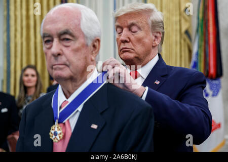 US-Präsident Donald J. Trumpf (R) Auszeichnungen die Presidential Medal of Freedom in American Racing Magnat Roger Penske (L) Während einer Zeremonie im Oval Office des Weißen Hauses in Washington, DC, USA, 24. Oktober 2019. Die Medaille der Freiheit wird durch den Präsidenten, Bürgern, die eine "besonders verdienstvollen Beitrag zur Sicherheit oder nationalen Interessen der Vereinigten Staaten, oder den Frieden in der Welt stellen vergeben, oder kulturelle oder andere bedeutende öffentliche oder private Unternehmungen." Credit: Shawn Thew/Pool über CNP/MediaPunch Stockfoto