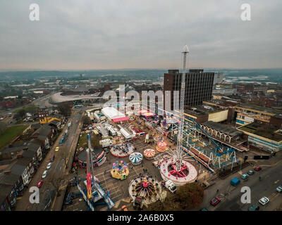 Luftaufnahme, drone Bilder der Winterlandschaft in der Nähe des Stadtzentrum, eine jährliche Weihnachten und Januar Jahrmarkt mit Fahrgeschäften und Unterhaltung Stockfoto