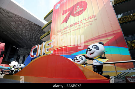 (199104) - SHANGHAI, Oktober 25, 2019 (Xinhua) - Foto zeigt das Logo und Maskottchen Jinbao der China International Import Expo (CIIE) im National Exhibition Centre in Shanghai, China, Okt. 25, 2019. Mitarbeiter/innen und Freiwillige sind die Vorbereitungen für das kommende 2. China International Import Expo (CIIE). (Xinhua / Fang Zhe) Stockfoto