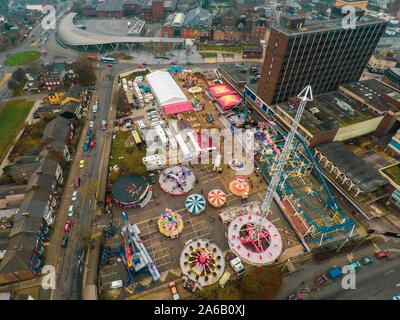 Luftaufnahme, drone Bilder der Winterlandschaft in der Nähe des Stadtzentrum, eine jährliche Weihnachten und Januar Jahrmarkt mit Fahrgeschäften und Unterhaltung Stockfoto