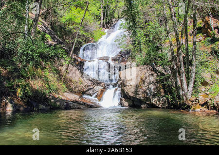 Nogaledas Wasserfall in Monroy Tal. Einer der vielen Wasserfälle in Nogaleda Nogaledas Route in die Kehle, Extremadura, Spanien Stockfoto