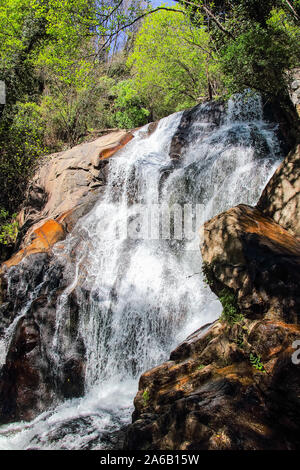 Nogaledas Wasserfall in Monroy Tal. Einer der vielen Wasserfälle in Nogaleda Nogaledas Route in die Kehle, Extremadura, Spanien Stockfoto