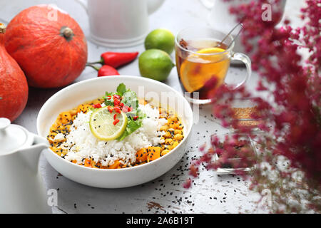 Thai mit Kichererbsen, Kürbis, Zwiebeln, Spinat, Curry, Koriander, serviert mit Reis basmatti. Stockfoto