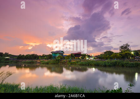 Sonnenuntergang auf Twilight mit Holz- Haus in der Nähe von Fluss in Thailand. Stockfoto