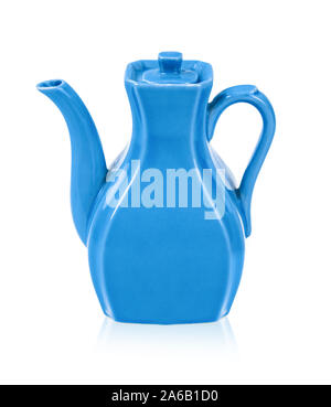 Vintage blau Keramik Teekanne auf weißem Hintergrund, Speichern Freistellungspfaden. Stockfoto