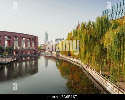 Bunte Herbst Bäume am Kanal in Huancheng Park im Zentrum der Stadt Jinan, Provinz Shandong Stockfoto