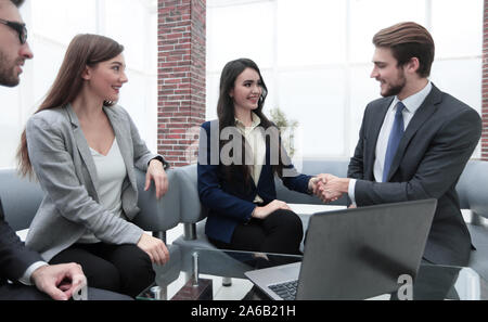 Creative Business Team rund um Laptops im Büro gesammelt. Stockfoto