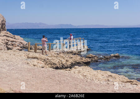 Leute, die Bilder in diesem fantastischen Strand rund um Dahab, South Sinai, diese tollen Strand im Roten Meer von Bergen und Wüste umgeben. Stockfoto