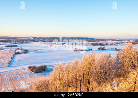 Schöne Ausblicke auf die Landschaft mit frostigen Bäumen und Schnee in der Landschaft im Winter Stockfoto