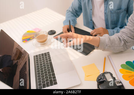 Team Web Designer arbeiten etwas Zeichnung auf Grafik Computer im Büro oder Studio Stockfoto