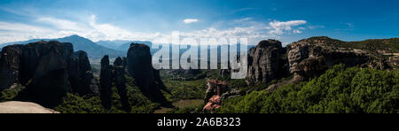 Sehenswürdigkeiten von Griechenland - Panorama der einzigartigen Meteora Felsen Stockfoto