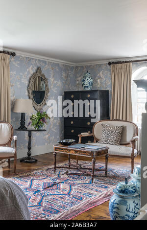 1930er Jahre Art Deco Stil Chinoiserie Tapete mit schwarzen Tallboy und dekorative Spiegel Stockfoto