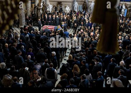 Washington DC, USA. 24 Okt, 2019. United States Vertreter Elijah Cummings (Demokrat von Maryland) liegt in Staat innerhalb der Statuary Hall während einer Trauerfeier auf dem Capitol Hill in Washington, DC am Donnerstag, Oktober 24, 2019. Credit: ZUMA Press, Inc./Alamy leben Nachrichten Stockfoto