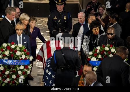 Washington DC, USA. 24 Okt, 2019. Reverend Al Sharpton, Links, zahlt seinen Respekt zu Vereinigten Staaten Vertreter Elijah Cummings (Demokrat von Maryland), die in den Status innerhalb Statuary Hall liegt während einer Trauerfeier auf dem Capitol Hill in Washington, DC am Donnerstag, Oktober 24, 2019. Credit: ZUMA Press, Inc./Alamy leben Nachrichten Stockfoto