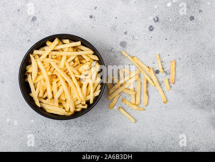 Salz und Essig Kartoffelstifte in Weiß Schüssel, classic Snack auf leichte Küche Tisch. Ansicht von oben Stockfoto