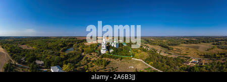Antenne Panorama der schönen Kloster mit grünen Kuppeln in der Ukraine. Stockfoto