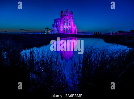 Leuchtet die Ruinen von English Heritage Whitby Abbey in North Yorkshire während der beleuchteten Abtei Veranstaltung beleuchten. Stockfoto