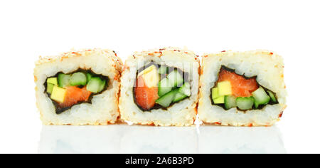 Sushi Roll Stücke mit Lachs, Reis, Avocado, Gurke und Nori auf weißem Hintergrund. Lecker Japanisch Essen Stockfoto