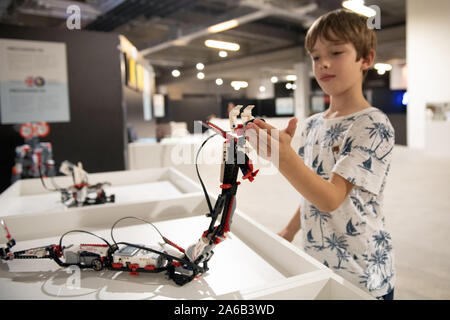 BRATISLAVA, SLOWAKEI - 25.Oktober 2019: Snake-förmige Roboter seine Fähigkeiten demonstriert in der Mall in Bratislava, Slowakei Stockfoto