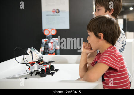 BRATISLAVA, SLOWAKEI - 25.Oktober 2019: Shell spiel Roboter seine Fähigkeiten demonstriert in der Mall in Bratislava, Slowakei Stockfoto