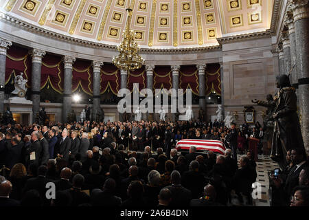 Washington DC, USA. 24 Okt, 2019. Gedenkgottesdienst für die Vereinigten Staaten Vertreter Elijah Cummings (Demokrat von Maryland) in National Statuary Hall an der United States Capitol am Donnerstag, Oktober 24, 2019 in Washington, DC. Der Service Cummings im Zustand vor der US-Handelskammer Lügen voraus. Quelle: dpa Picture alliance/Alamy leben Nachrichten Stockfoto