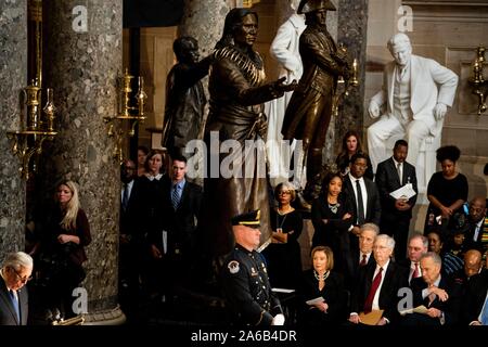 Washington DC, USA. 24 Okt, 2019. Von links nach rechts: Sprecher der Vereinigten Staaten des Repräsentantenhauses Nancy Pelosi (Demokrat aus Kalifornien), uns Mehrheitsführer im Senat, Mitch McConnell (Republikaner von Kentucky), USA Haus Minderheit Peitsche Steve Scalise (Republikaner von Louisiana), US-Senat Minderheit Leader Chuck Schumer (Demokrat von New York) und US-Vertreter John Lewis (Demokrat von Georgien) sitzen vor uns Vertreter Elijah Cummings (Demokrat von Maryland)) Schatulle, die in Staat innerhalb der Statuary Hall während einer Trauerfeier auf dem Capitol Hill in Washington, DC am Donnerstag Oktober liegt links Stockfoto