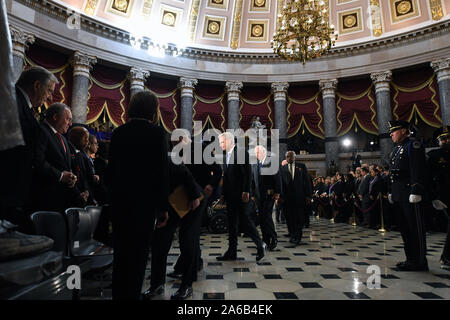 Washington DC, USA. 24 Okt, 2019. Kongreßführung kommen für eine Trauerfeier für uns Vertreter Elijah Cummings (Demokrat von Maryland) in National Statuary Hall an der United States Capitol am Donnerstag, Oktober 24, 2019 in Washington, DC. Der Service Cummings im Zustand vor der US-Handelskammer Lügen voraus. Quelle: dpa Picture alliance/Alamy leben Nachrichten Stockfoto