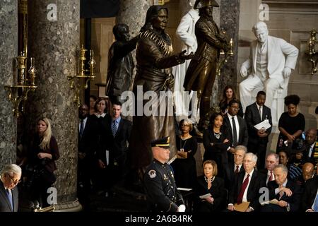 Oktober 24, 2019, Washington, District of Columbia, USA: Von links nach rechts: Sprecher der Vereinigten Staaten des Repräsentantenhauses Nancy Pelosi (Demokrat aus Kalifornien), uns Mehrheitsführer im Senat, Mitch McConnell (Republikaner von Kentucky), USA Haus Minderheit Peitsche Steve Scalise (Republikaner von Louisiana), US-Senat Minderheit Leader Chuck Schumer (Demokrat von New York) und US-Vertreter John Lewis (Demokrat von Georgien) sitzen vor uns Vertreter Elijah Cummings (Demokrat von Maryland)) Schatulle, die in Staat innerhalb der Statuary Hall liegt während einer Trauerfeier auf dem Capitol Hill in Washington D Stockfoto