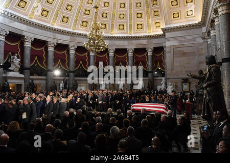 Washington DC, USA. 24 Okt, 2019. Gedenkgottesdienst für die Vereinigten Staaten Vertreter Elijah Cummings (Demokrat von Maryland) in National Statuary Hall an der United States Capitol am Donnerstag, Oktober 24, 2019 in Washington, DC. Der Service Cummings im Zustand vor der US-Handelskammer Credit Lügen voraus: Matt Mcclain/CNP/ZUMA Draht/Alamy leben Nachrichten Stockfoto