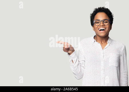 Kopf schoss aufgeregt Afrikanische amerikanische Mädchen lachen, Zeigefinger beiseite Stockfoto