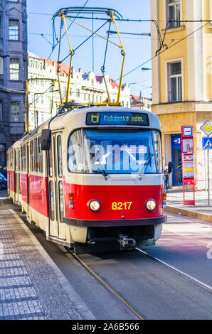 Prag, tschechische Republik - 15. Februar: alte Straßenbahn fährt auf der Straße am Februar 15, 2019 in Prag, Tschechische Republik Stockfoto