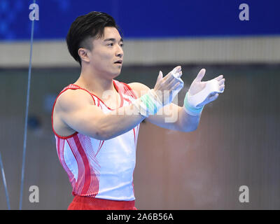 Wuhan, China. 25 Okt, 2019. Liu Yang von China klatscht in die Hände während der Ringe der künstlerischen Gymnastik am 7. CISM Military World Games in Wuhan, der Hauptstadt von China, Okt. 25, 2019. Credit: Cheng Min/Xinhua/Alamy leben Nachrichten Stockfoto