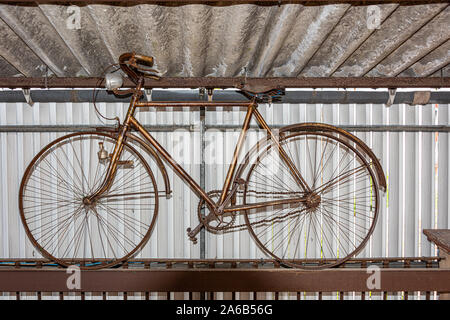 Alten retro Fahrrad verlassen Stockfoto